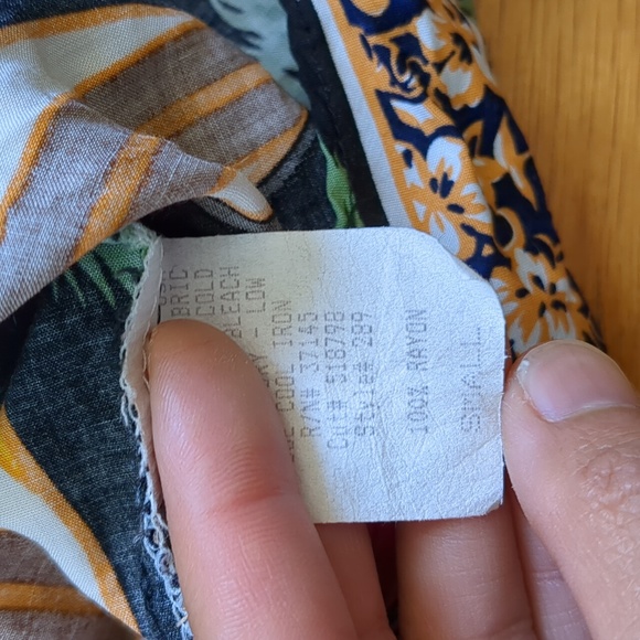 Hilo Hattie Hawaiian Crop Top with Tie - Picture 5 of 6